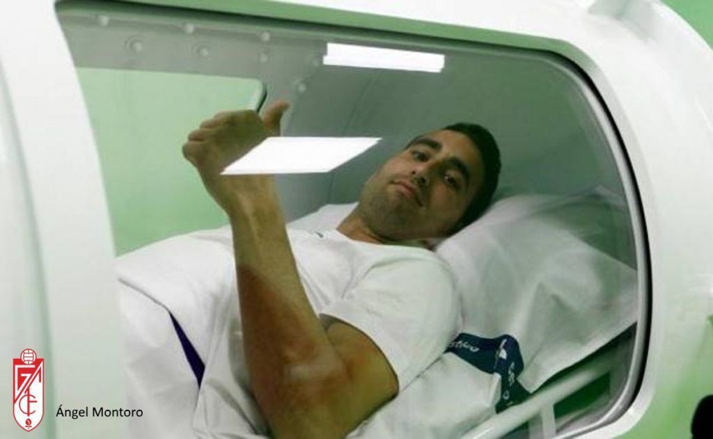 Angel Montoro en la cámara hiperbárica